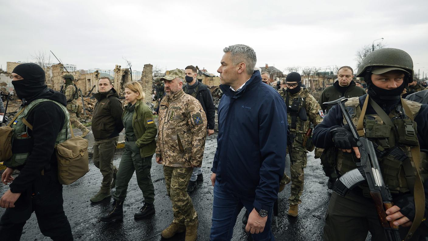 Il cancelliere austriaco Karl Nehammer fotografato il 9 aprile a Bucha, uno dei luoghi-simbolo delle atrocità commesse nella guerra in Ucraina