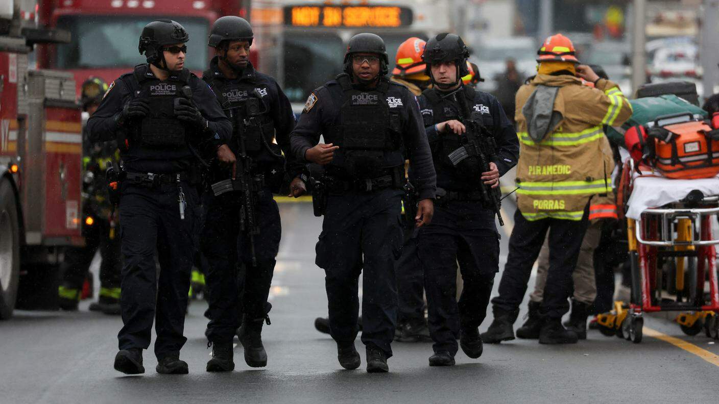 Polizia e soccorritori sul posto della sparatoria a Brooklyn