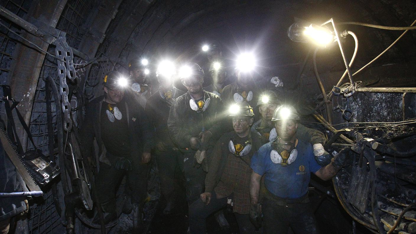 Un gruppo di minatori nella miniera di carbone di Zofiowka
