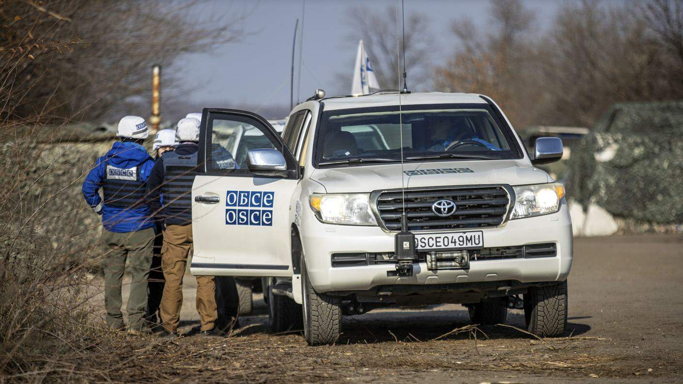 Osservatori OSCE a un checkpoint (foto d'archivio)