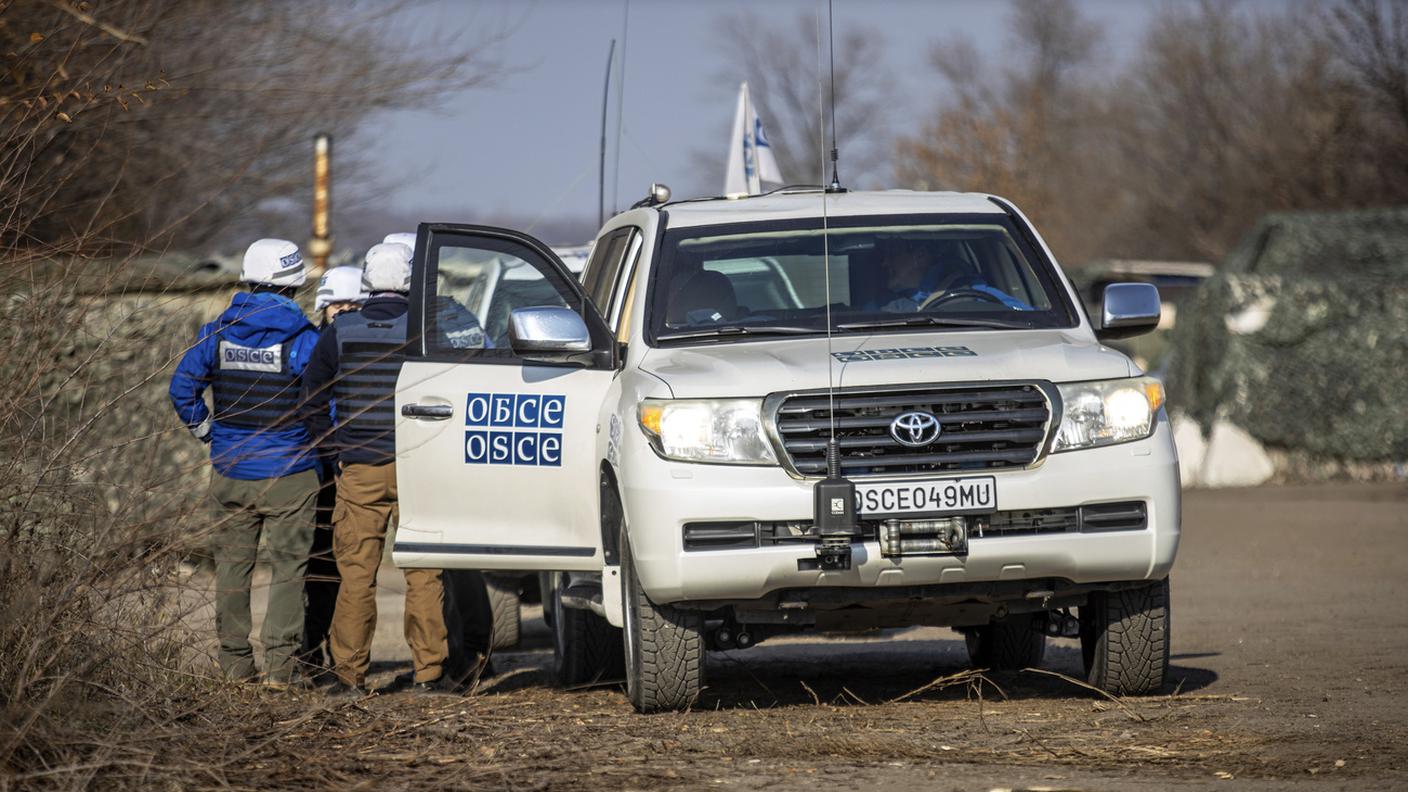 Osservatori OSCE a un checkpoint (foto d'archivio)