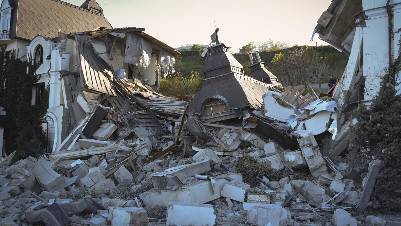 Un hotel distrutto da un missile a Odessa (foto 8 maggio 2022)