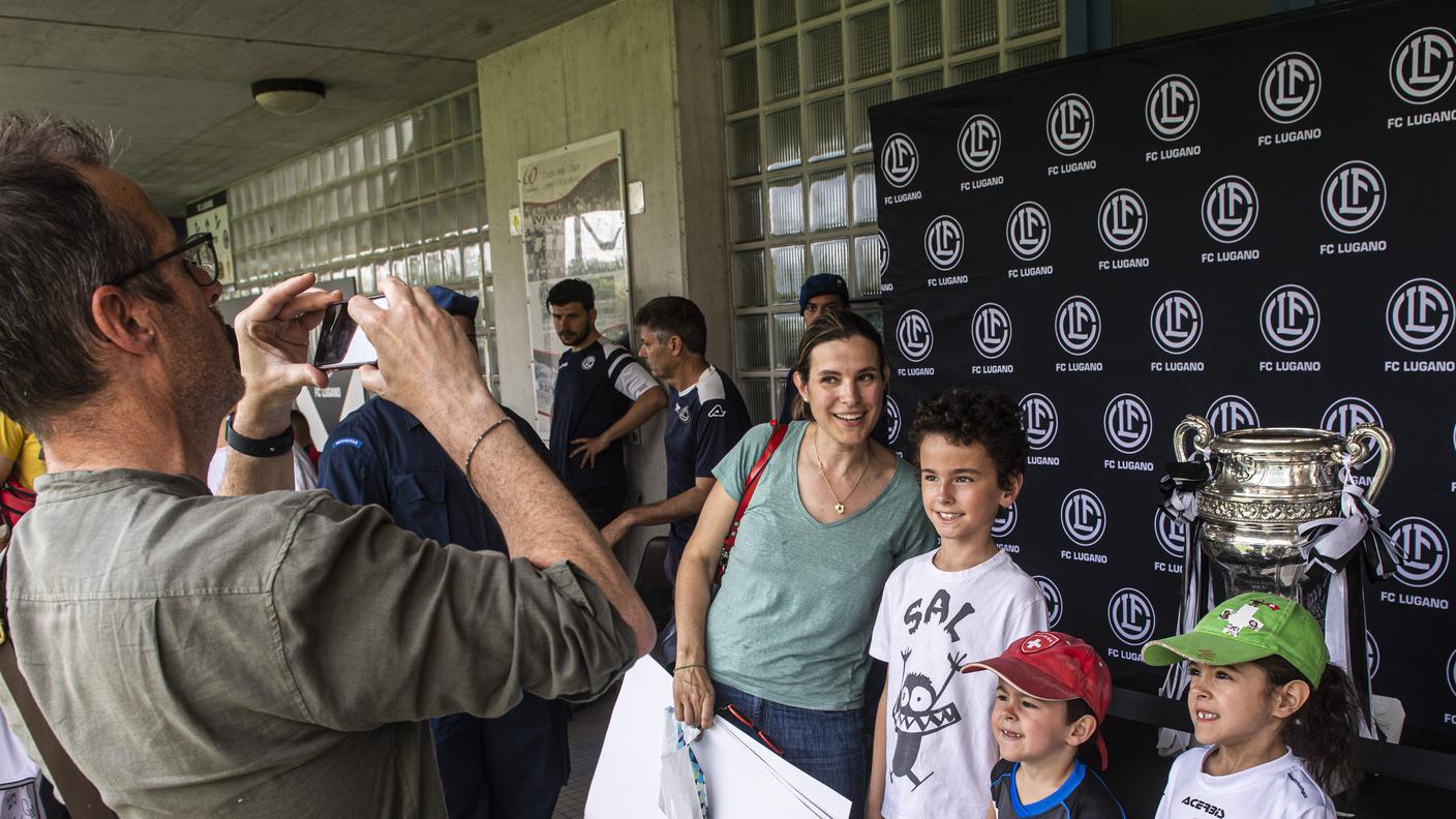 Roberto Mazza fotografa dei bimbi con la Coppa Svizzera