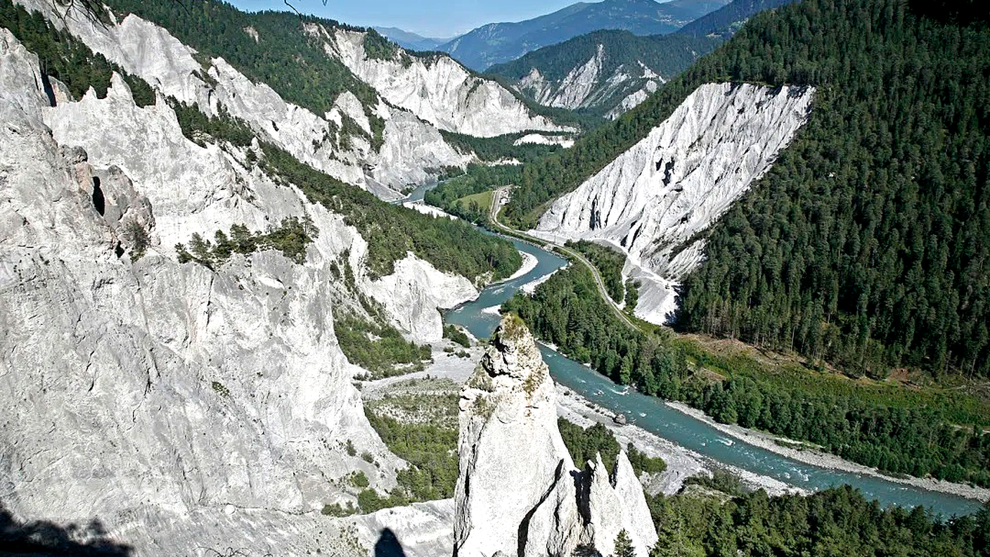 Una gola selvaggia con un fiume impetuoso