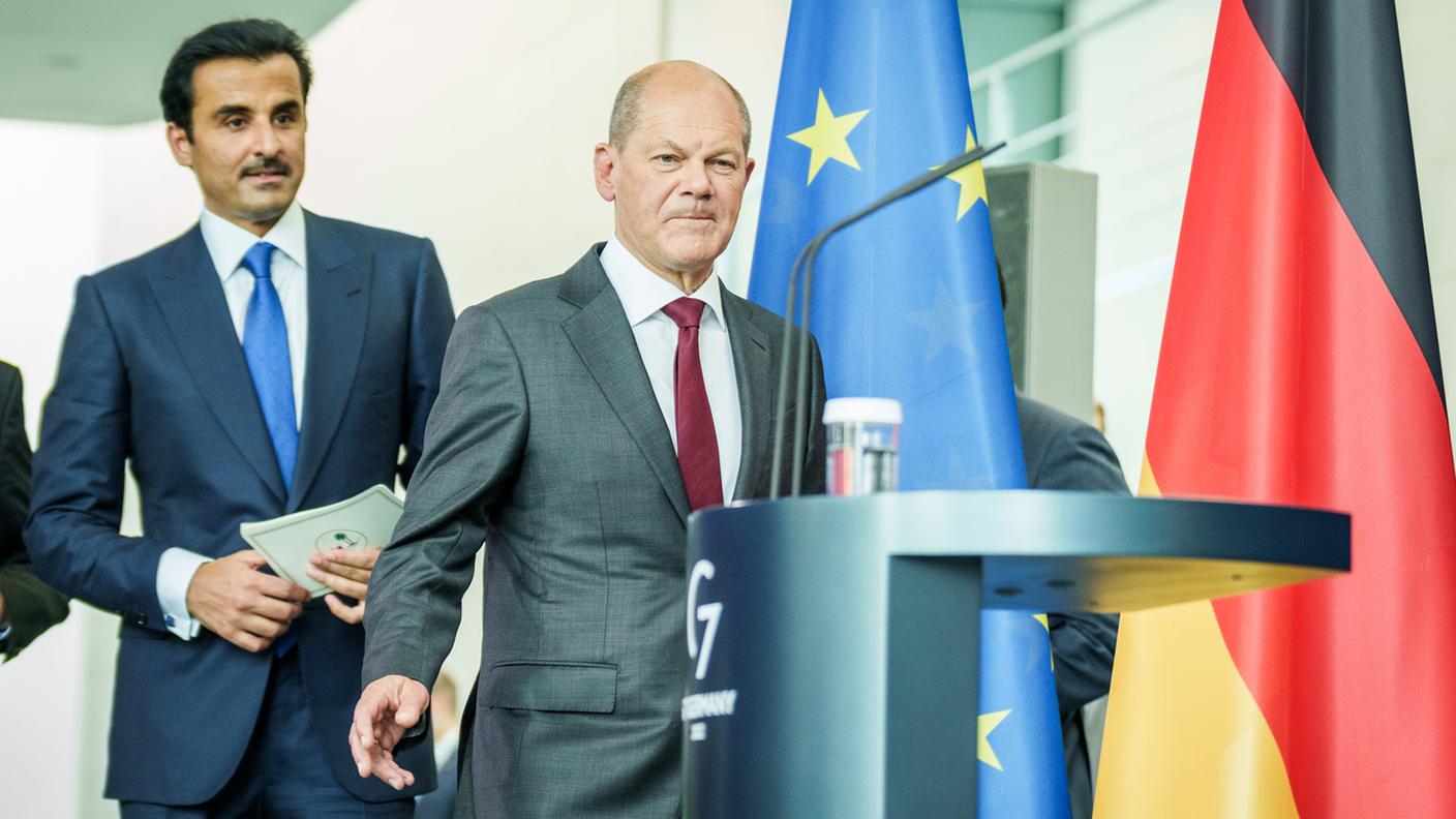 L'emiro del Qatar, lo sceicco Tamim Al Thani, e il cancelliere tedesco Olaf Scholz