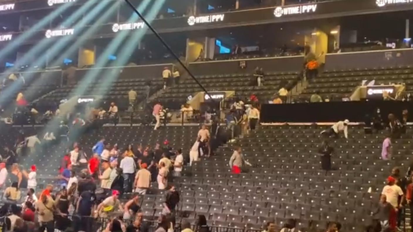 La gente in fuga al Barclays Center di NY