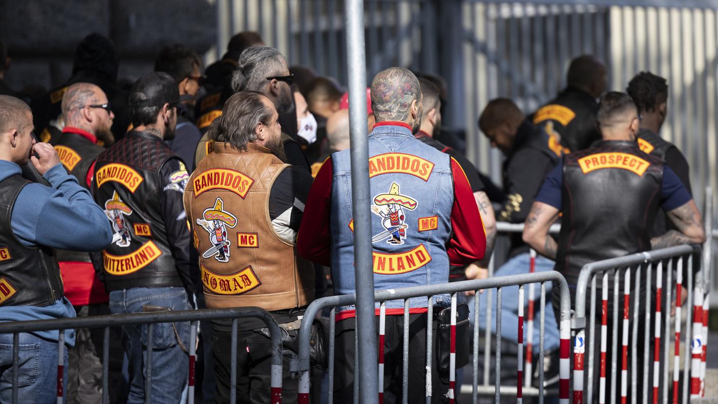 Alcuni membri dei Bandidos con la testa tatuata