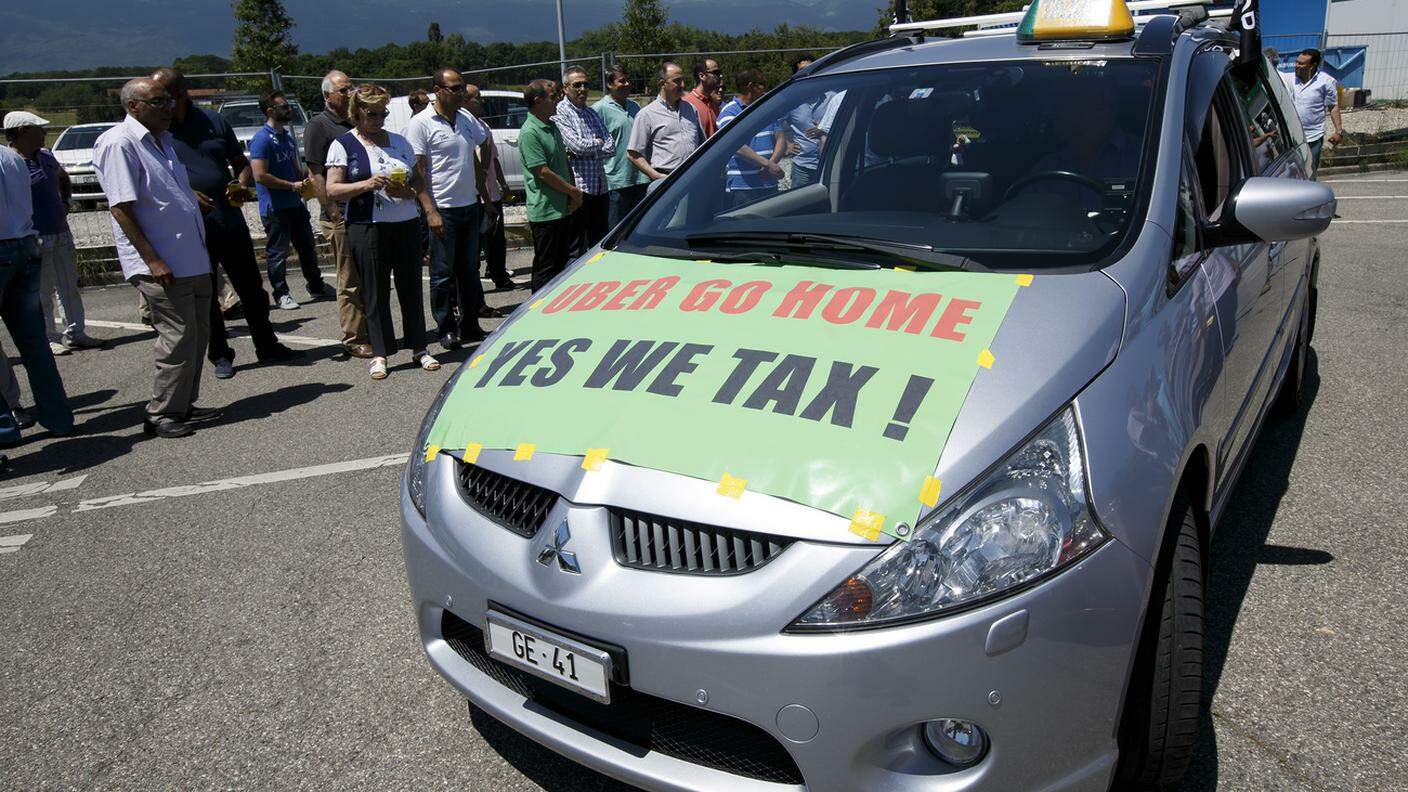 I taxisti di Ginevra lottavano da tempo per veder cessare la concorrenza di Uber: qui una protesta del 2016