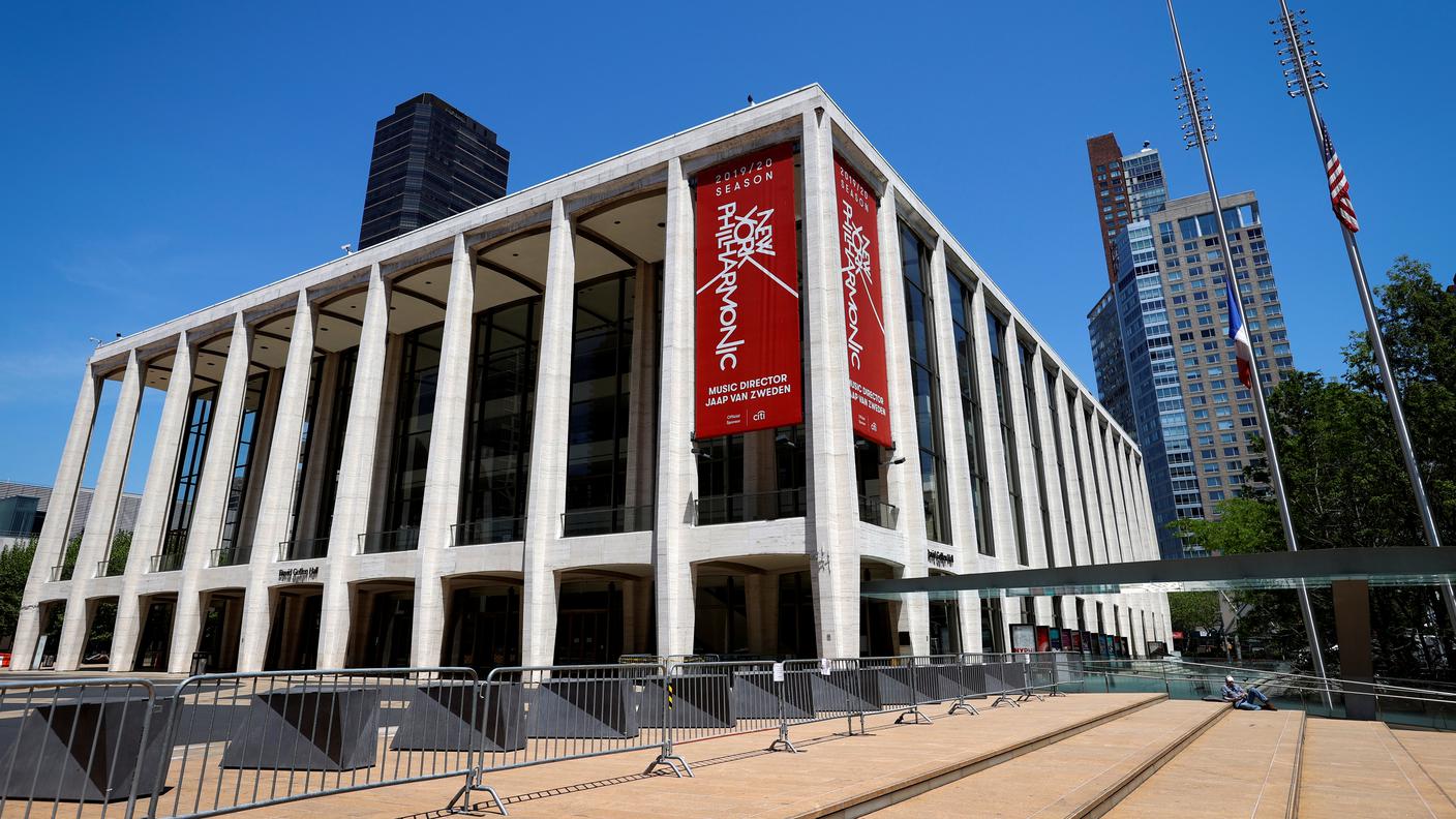 Il Lincoln Center a New York ospita il matrimonio di 500 coppie