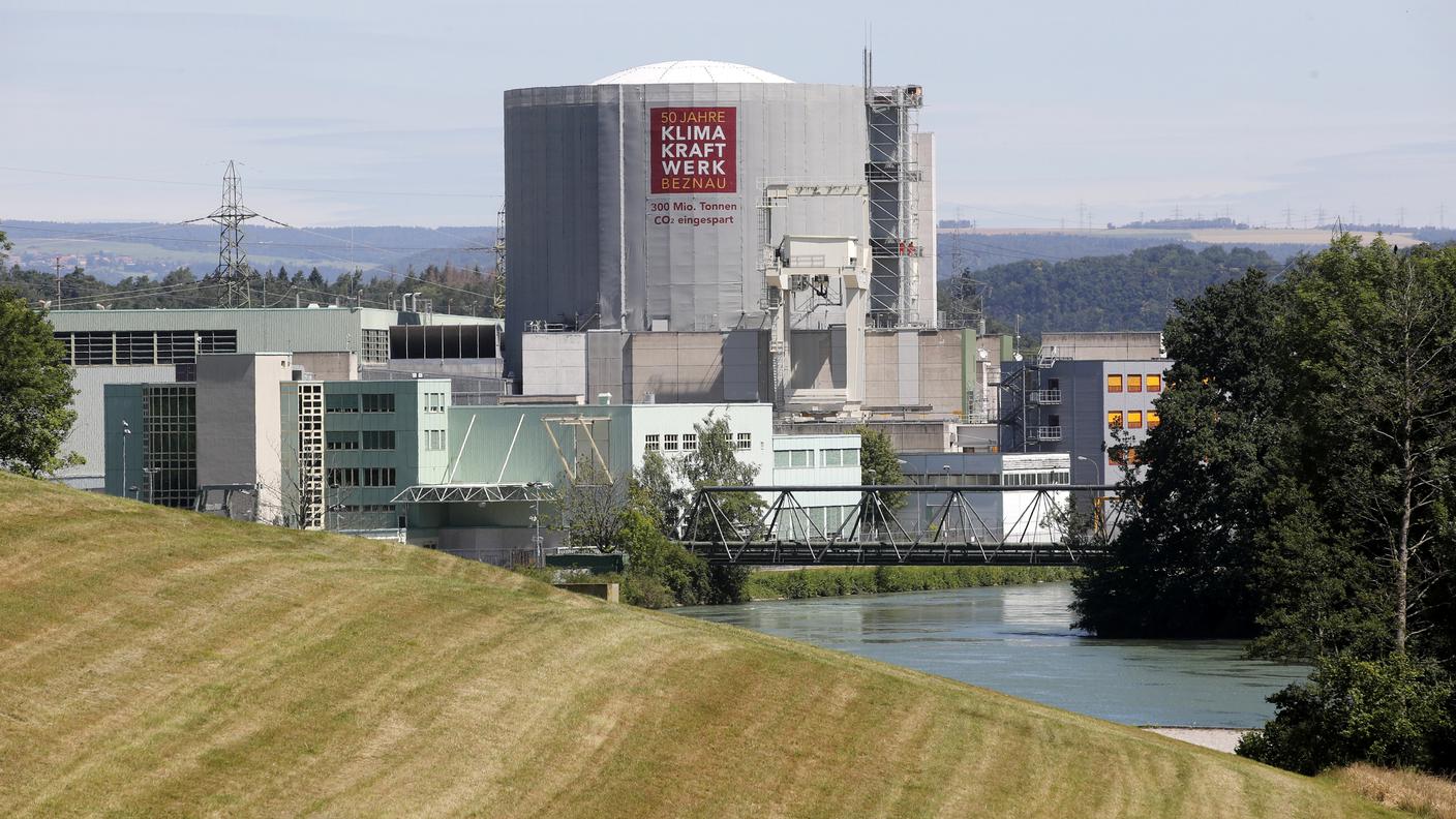 La centrale si raffredda con le acque del fiume Aare