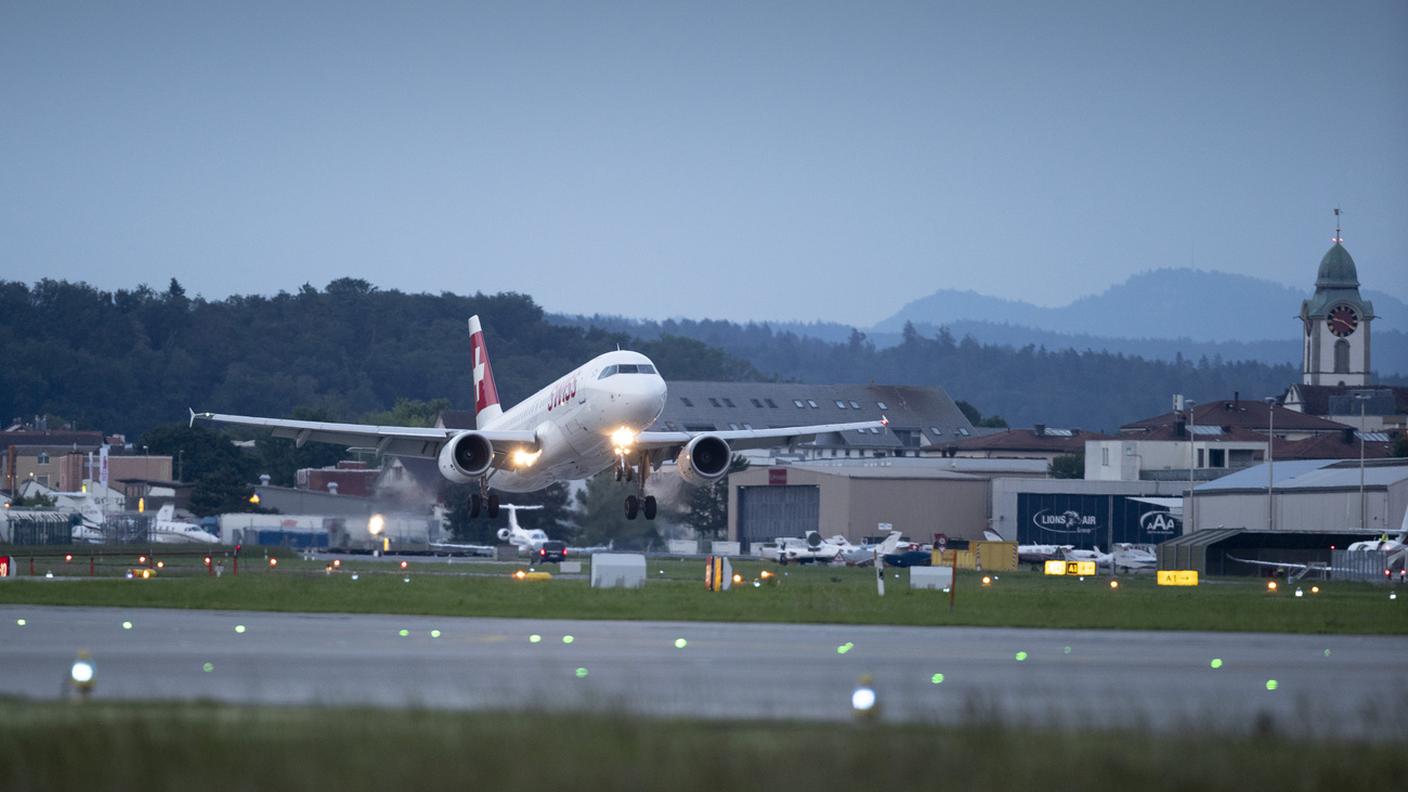 Un velivolo Swiss all'aeroporto di Zurigo.