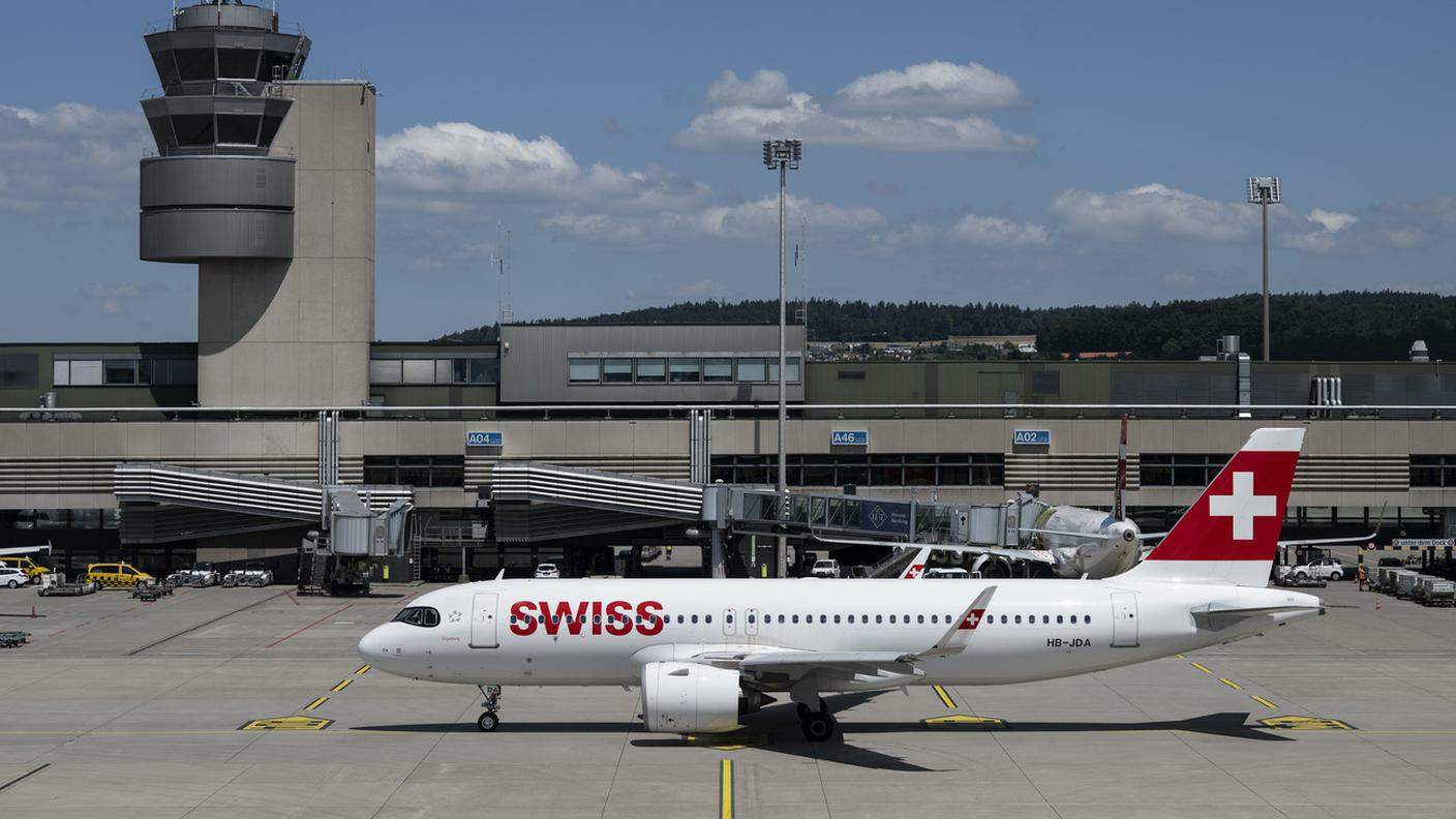 Un velivolo Swiss all'aeroporto di Zurigo.