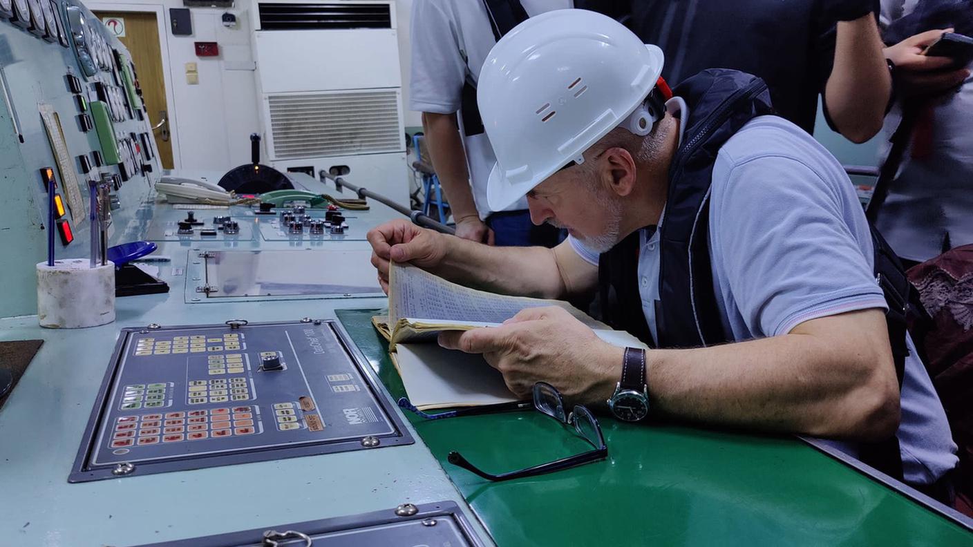Uno degli ispettori incaricati controlla la documentazione a bordo del mercantile Razoni