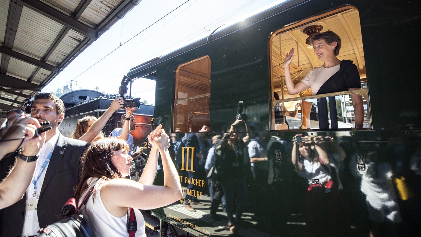 La consigliera federale Simonetta Sommaruga nell'ambito dei festeggiamenti per i 175 anni della ferrovia in Svizzera