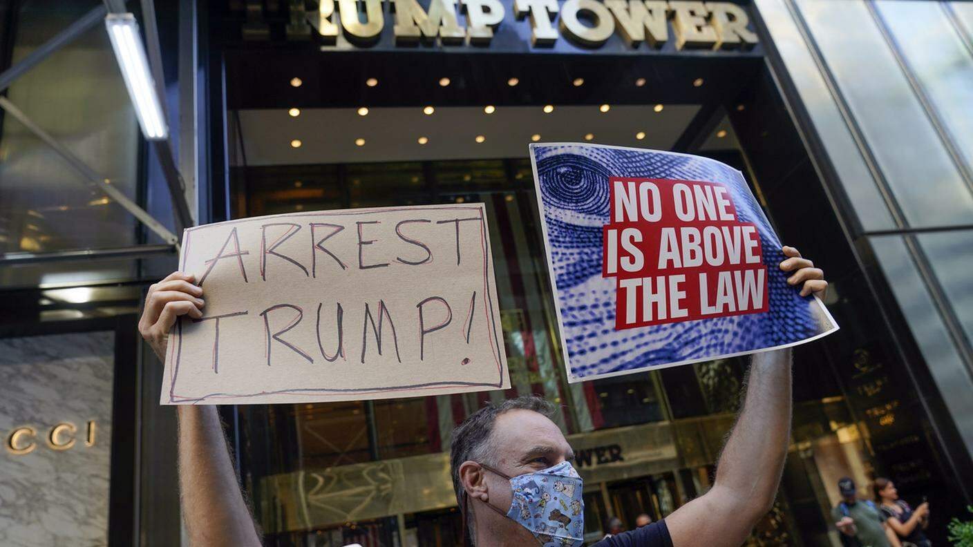 Un manifestante davanti alla Trump Tower di New York