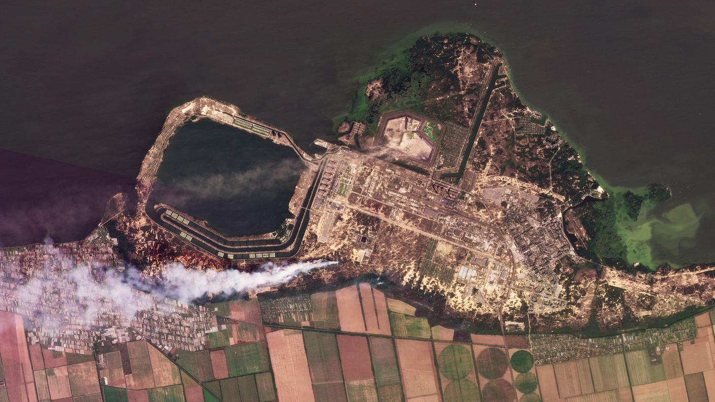 Il fumo di uno degli incendi provocati dai bombardamenti degli ultimi giorni nell'area della centrale nucleare di Zaporizhzhia