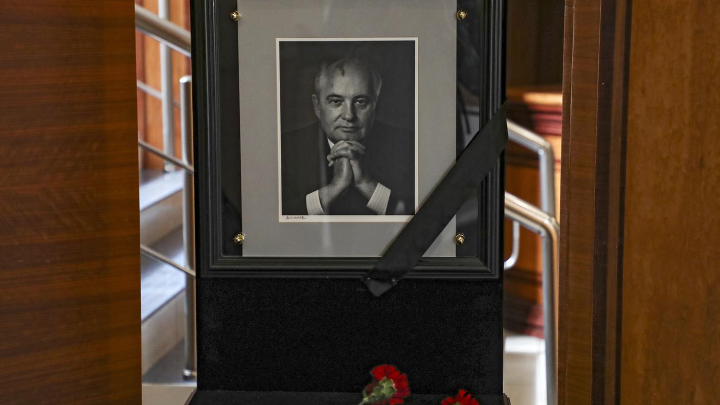 Fiori deposti davanti al ritratto dell'ex presidente sovietico nella sede della Fondazione Gorbaciov a Mosca, in Russia.