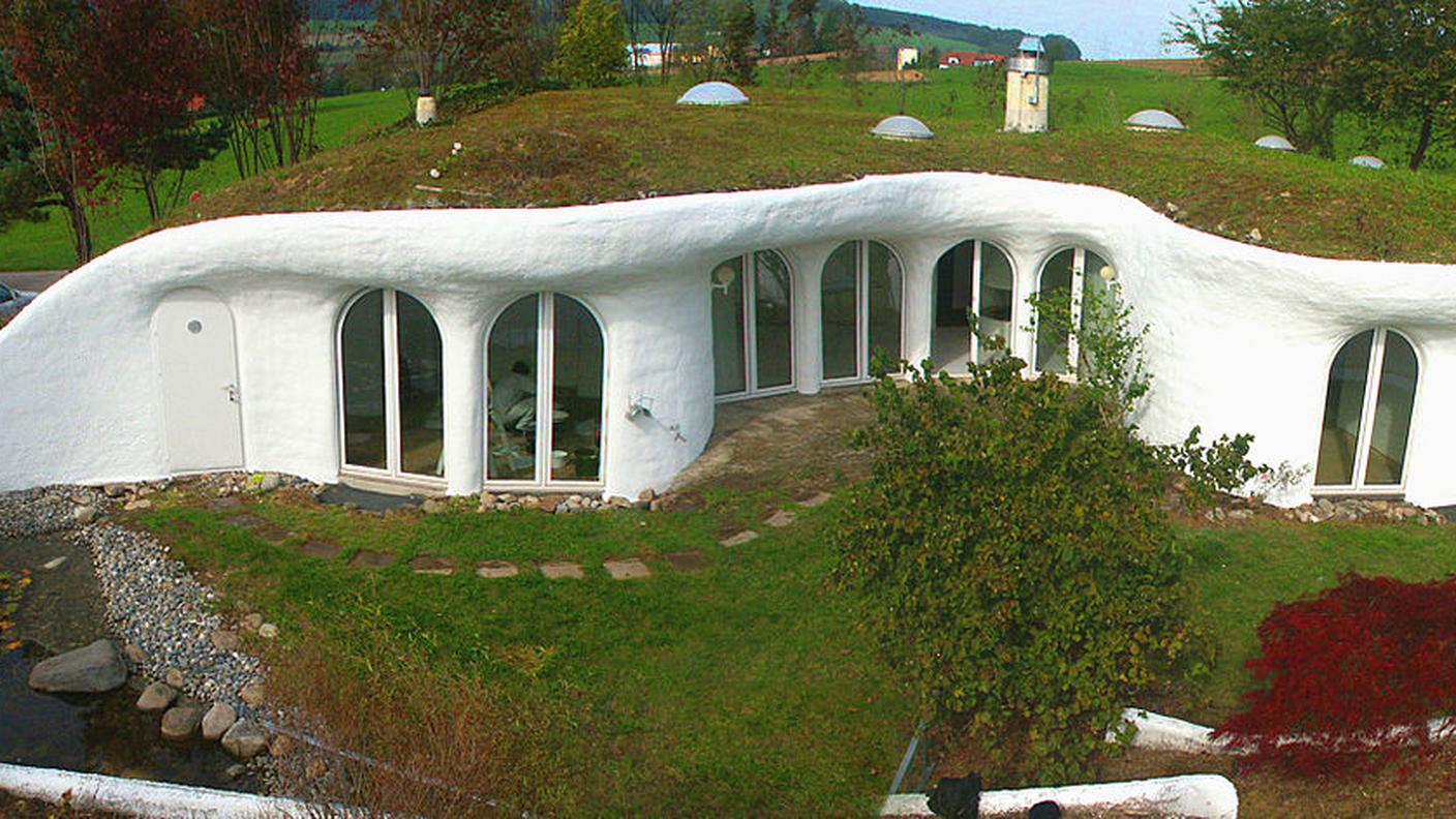 1280px-Earth_house.jpg