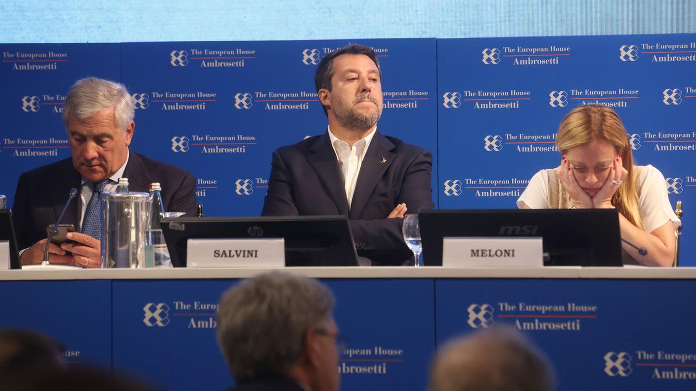 Il leader leghista Matteo Salvini tra Antonio Tajani (Forza Italia) e la leader di Fratelli d'Italia, Giorgia Meloni al Forum Ambrosetti