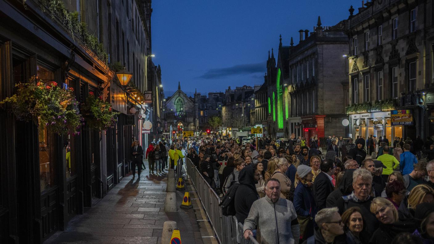 Migliaia in fila nella notte ad Edimburgo per l'addio alla regina