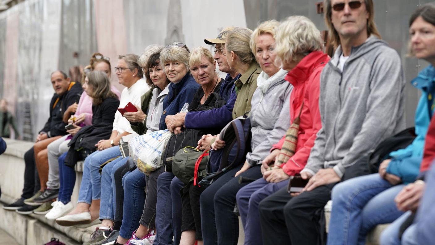Seduti in attesa della processione da Buckingham Palace a Westminster