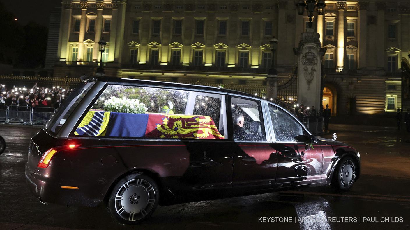 L'arrivo della regina a Buckingham Palace