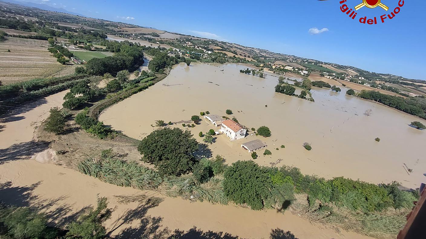 La distruzione intorno a Senigallia, un mare di fango