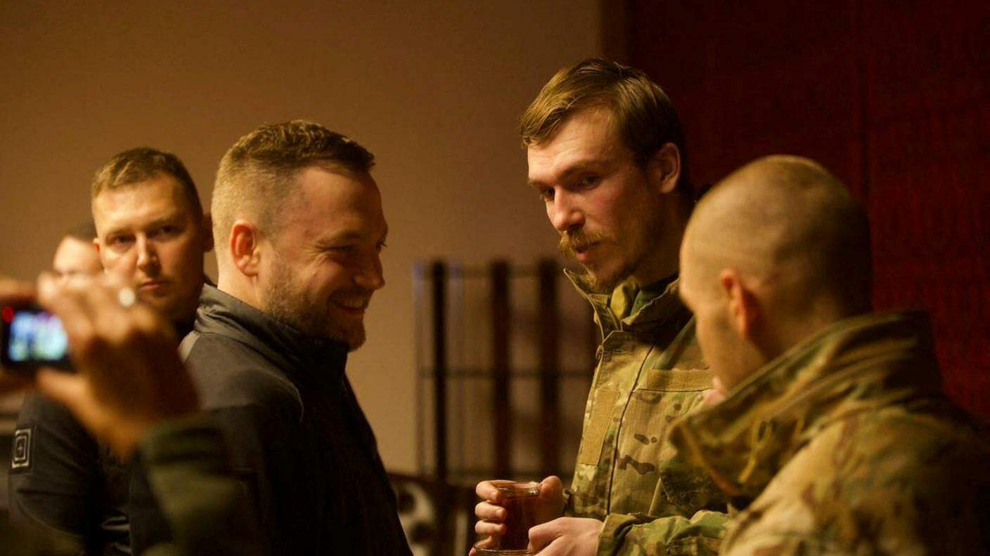Il ministro dell'Interno ucraino Monastyrskyi con il comandante Prokopenko liberato dai russi