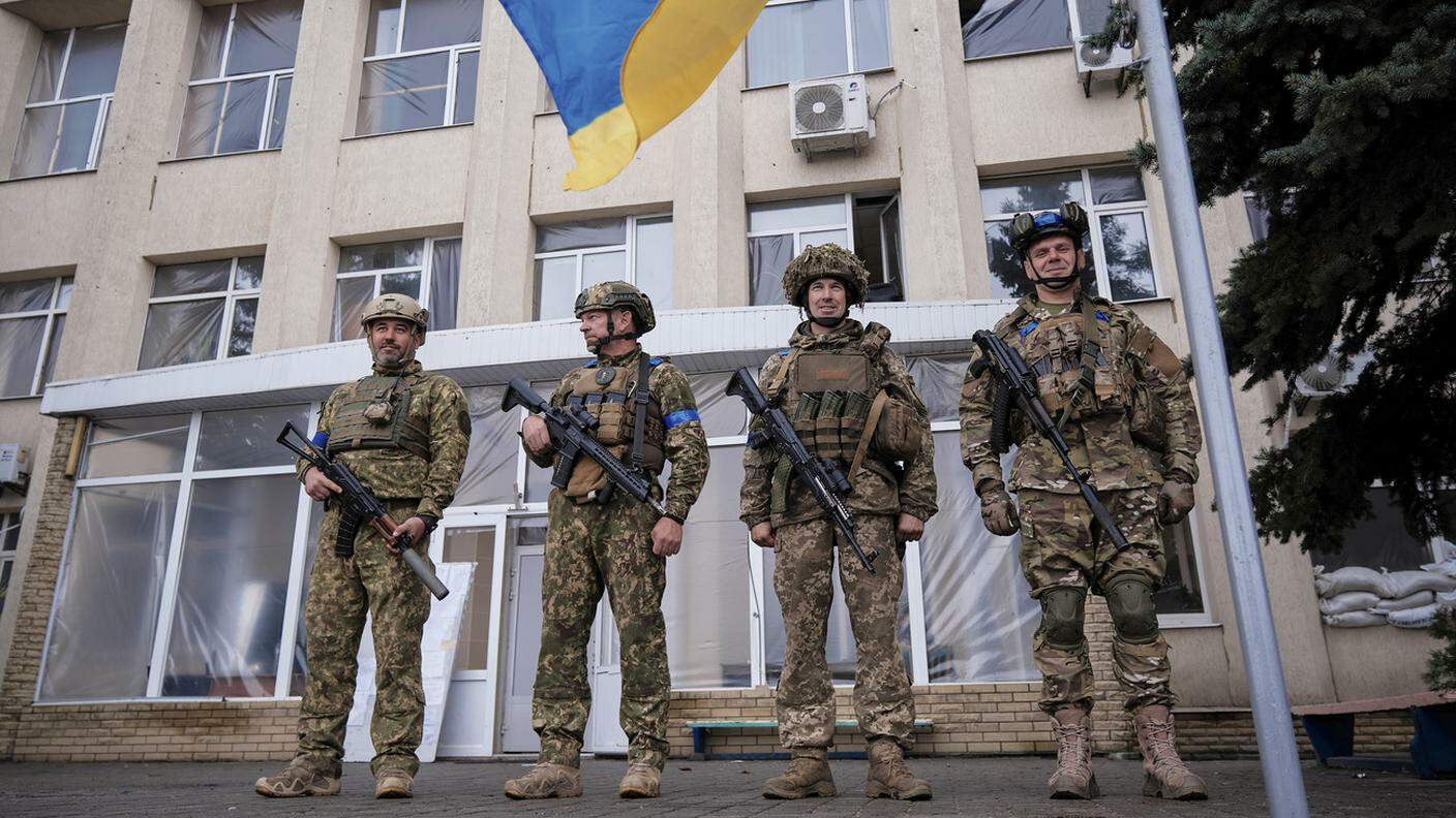 Soldati ucraini celebrano la liberazione della città strategica di Lyman nell'Oblast di Donetsk