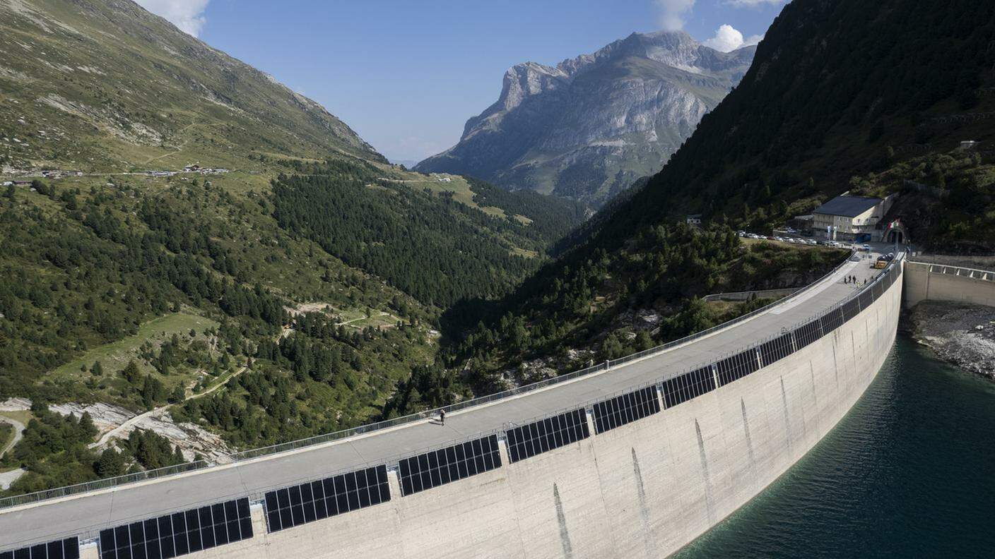 Pannelli solari sulla diga del Lago di Lei, nei Grigioni