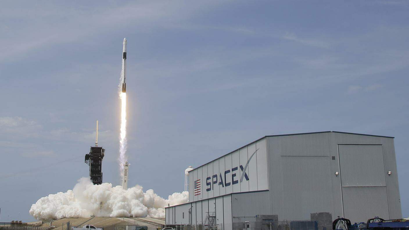 Il decollo di un razzo Falcon 9 della Space X