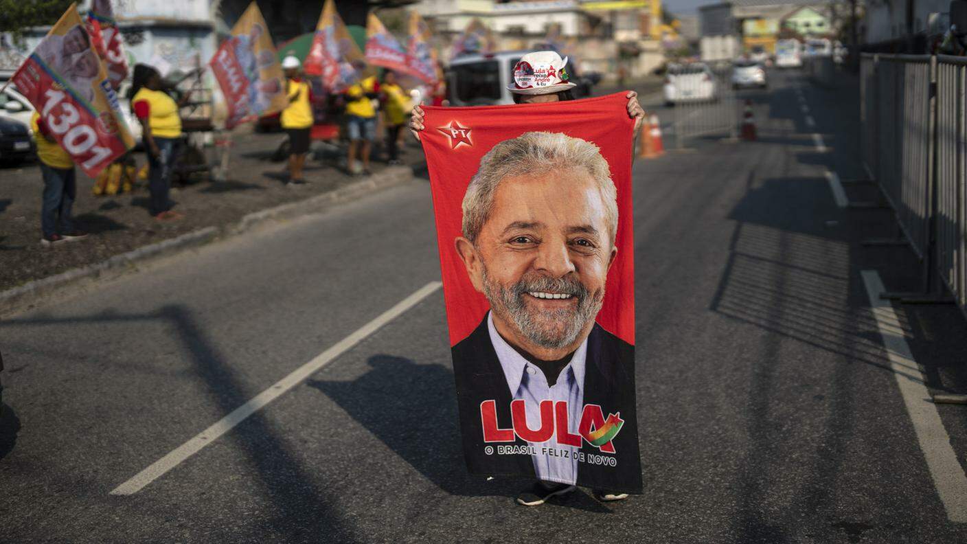 In vantaggio nell'ultimo sondaggio di Datafolha appare Lula, associato al numero 13 nelle urne