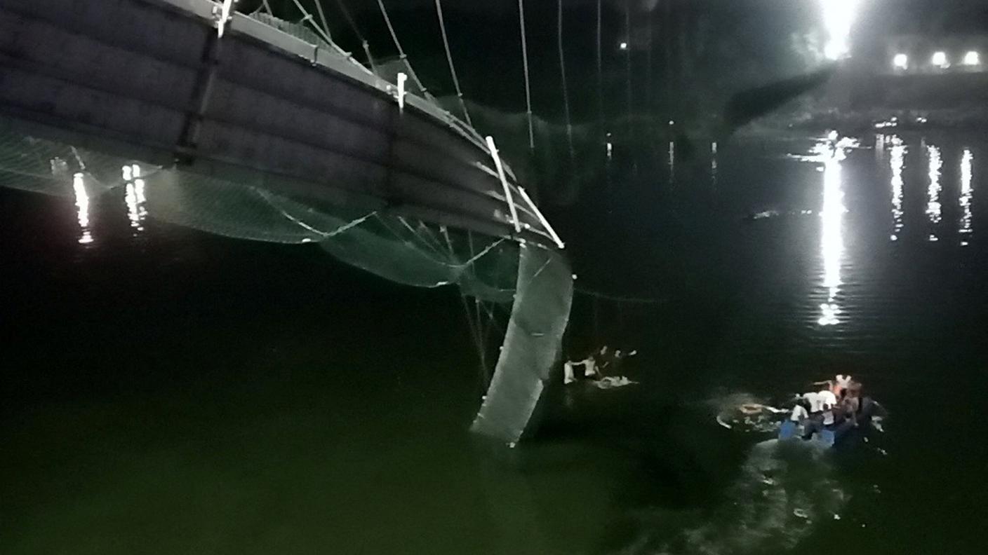 Il ponte crollato a Morbi in India