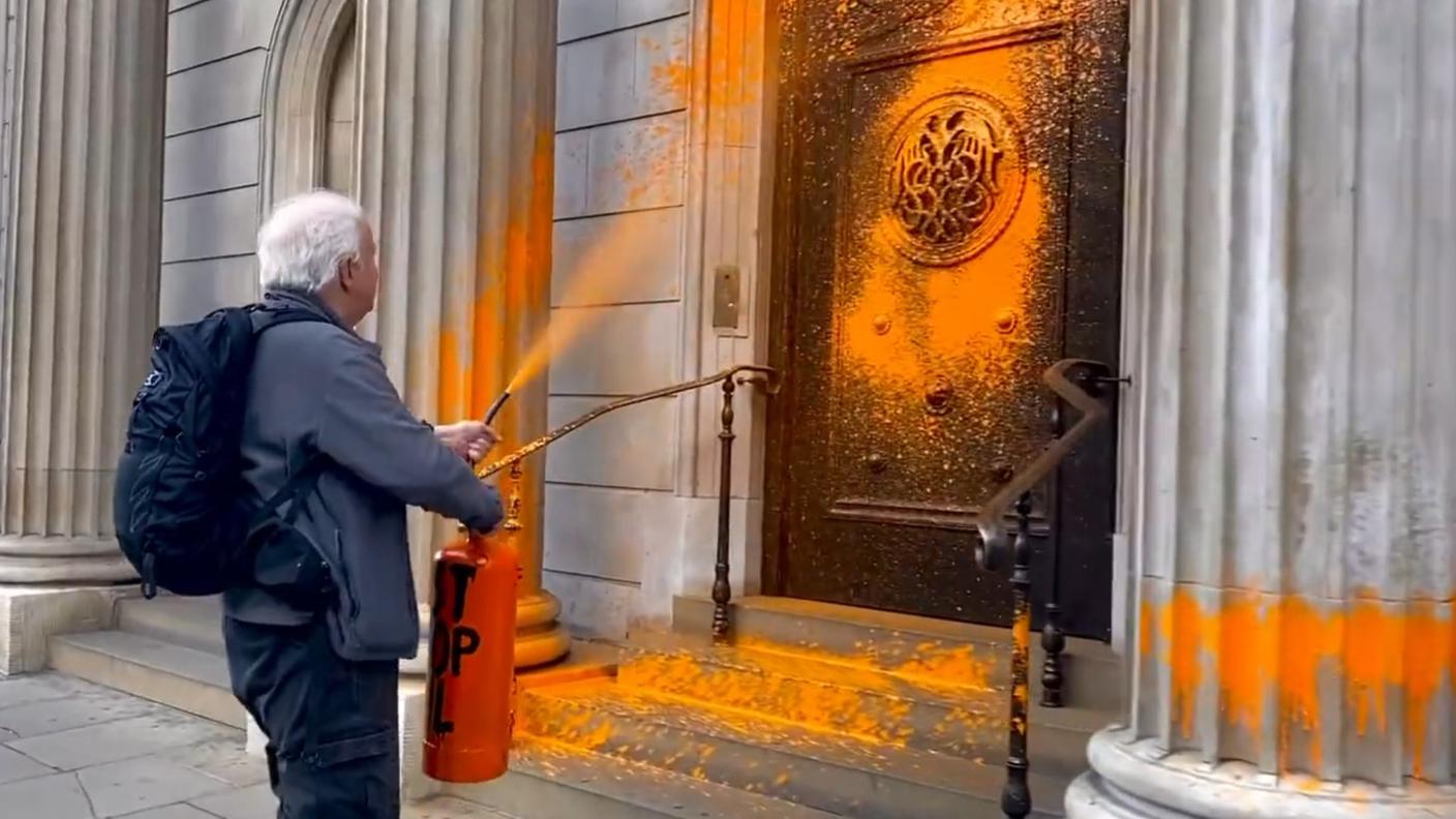 A Londra la protesta degli attivisti diventa arancione per Halloween