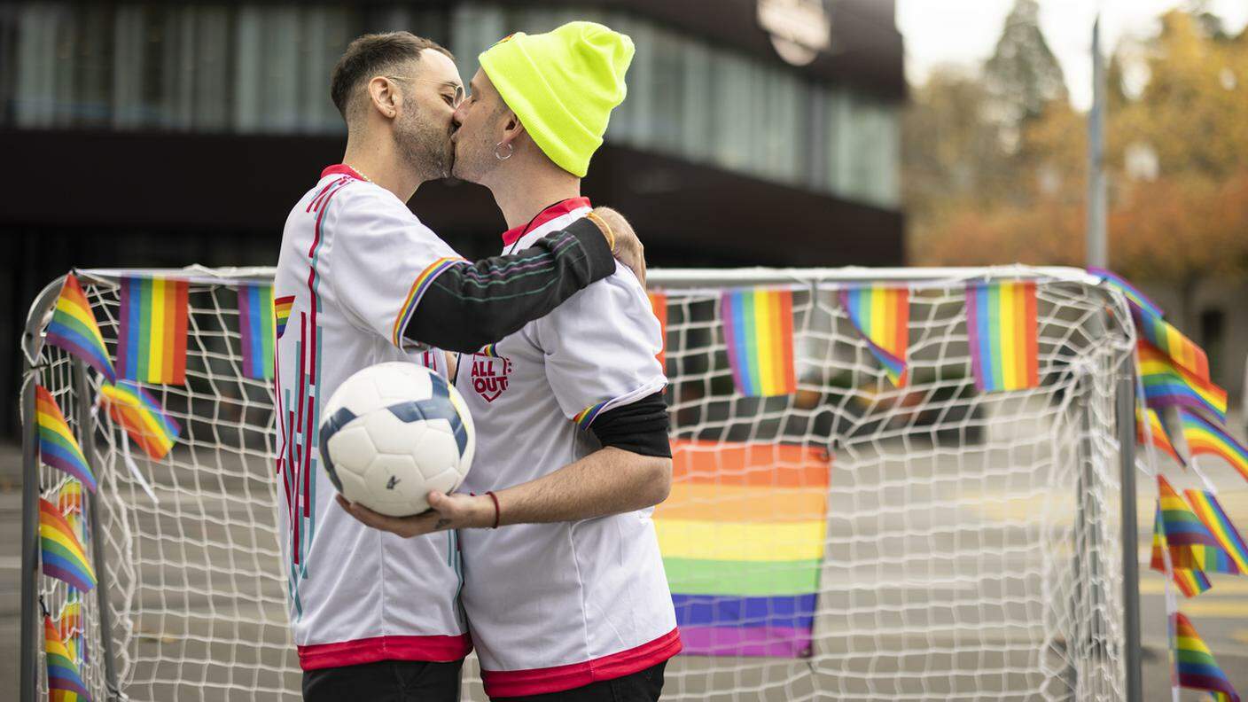 Un bacio di protesta contro la mancanza di diritti umani per la comunità LGBT in Qatar e la responsabilità della FIFA