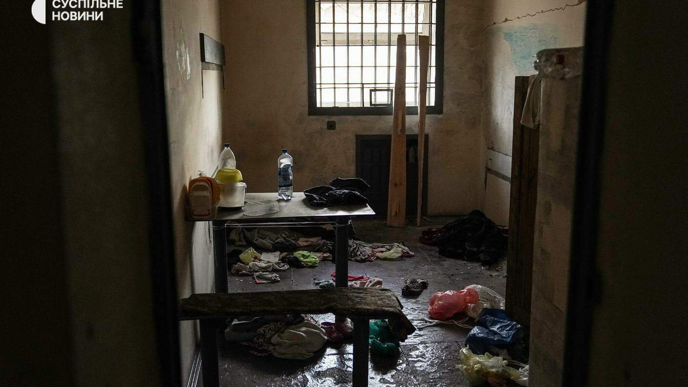 L'interno di una cella del carcere di Kherson dove erano rinchiusi i prigionieri ucraini