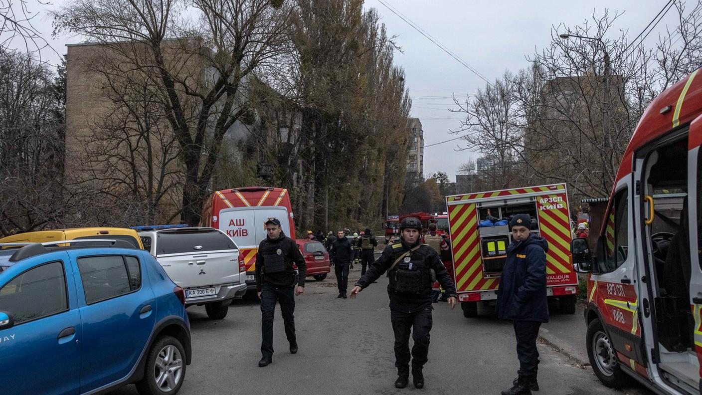 Edificio colpito da un missile a Kiev martedì pomeriggio