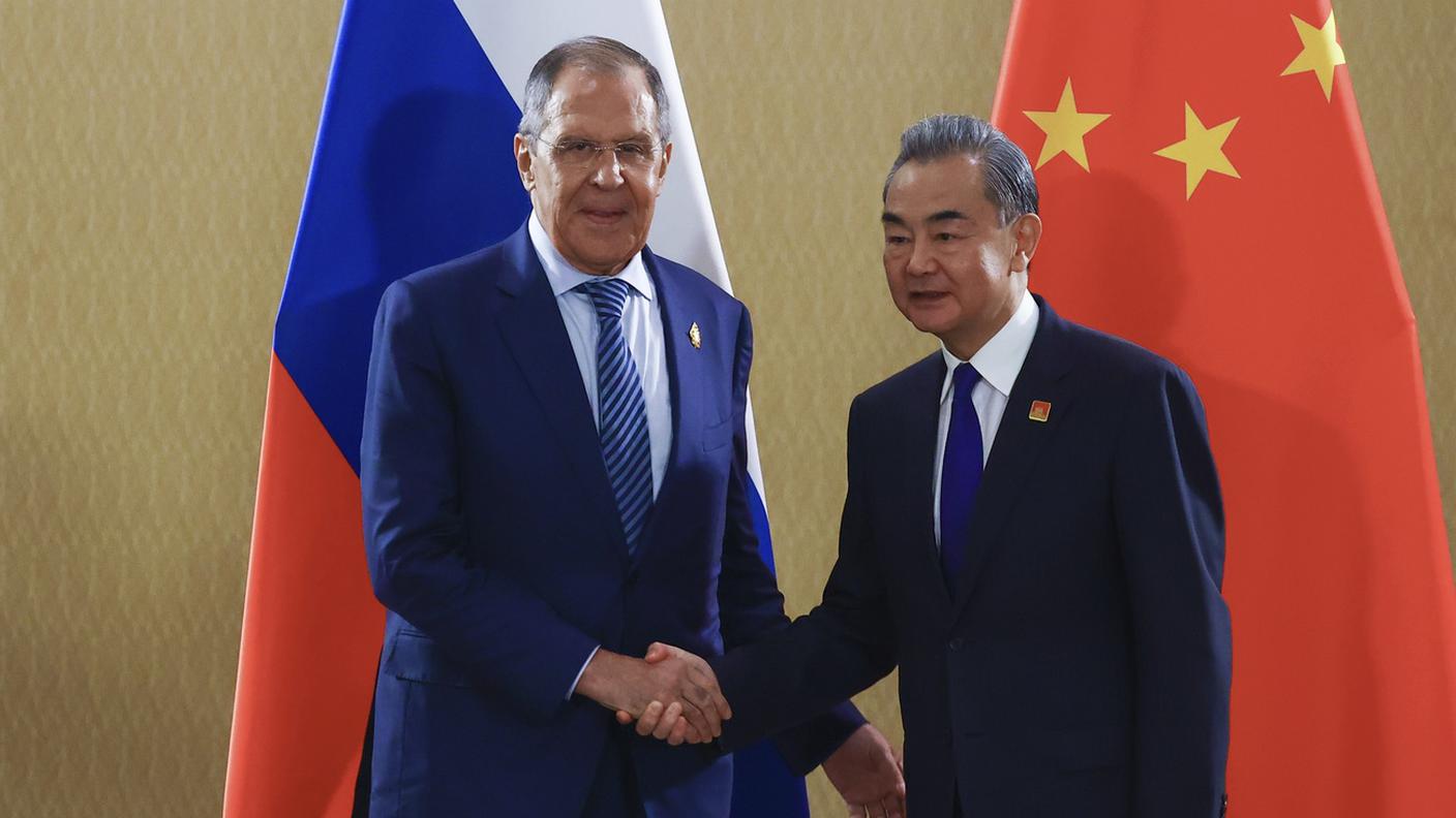 Il ministro degli Esteri russo Sergei lavrov e il suo omologo cinese Wang Yi 