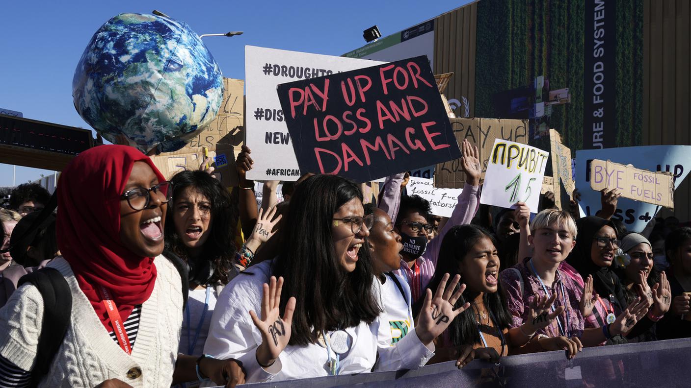 Attivisti protestano contro l'inerzia della politica sul clima