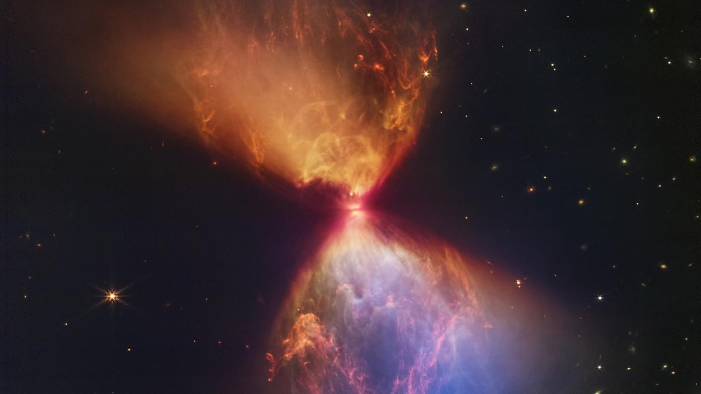 La "clessidra cosmica" con, al centro, la stella nascente
