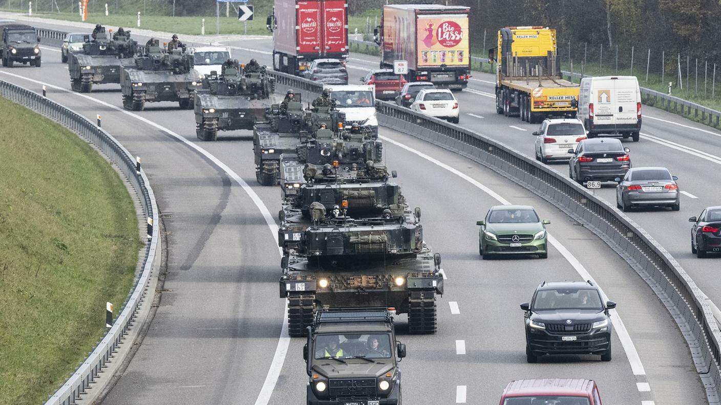 Mezzi militari in un trasferimento autostradale durante l'operazione "Pilum 22" 