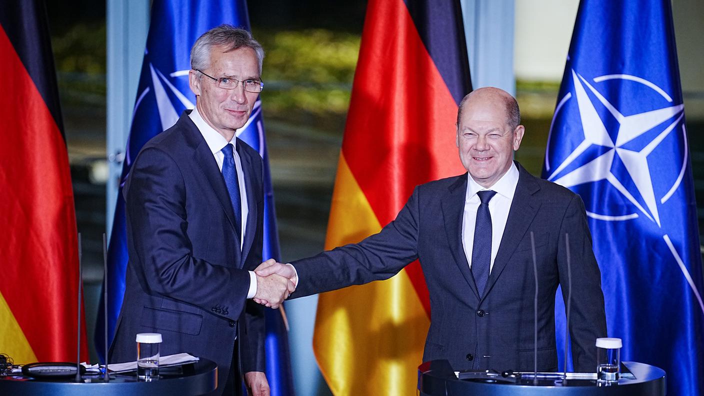 Il segretario generale della NATO, Jens Stoltenberg, e il cancelliere tedesco Olaf Scholz