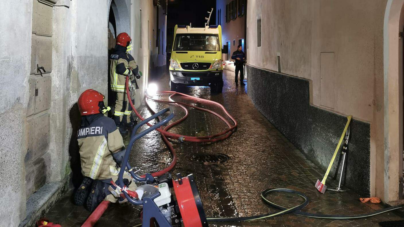 L'intervento dei pompieri a Caslano