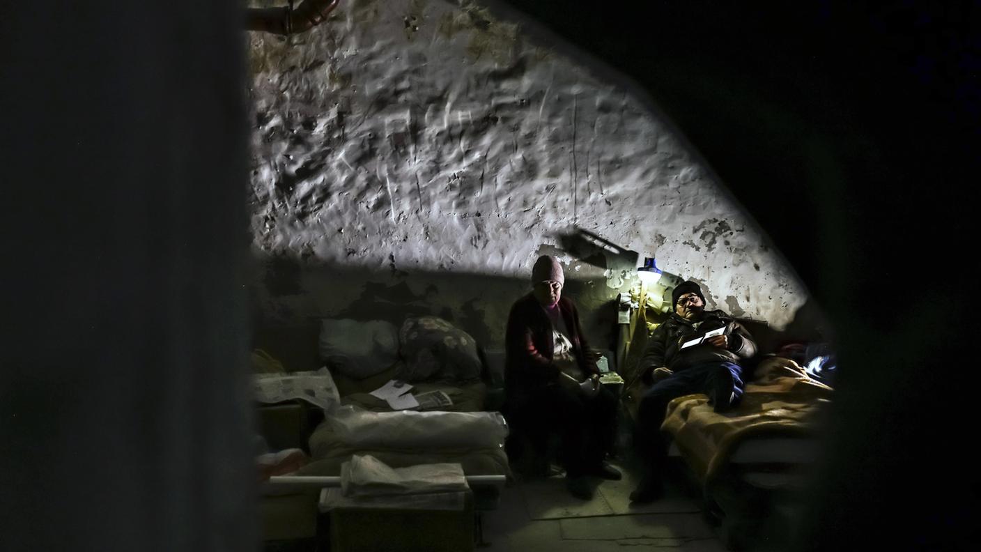Due anziani in un rifugio di fortuna vicino a Kherson, Ucraina