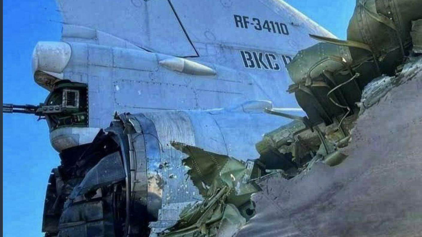 Un aereo danneggiato negli attacchi alle basi aeree militari russe di lunedì