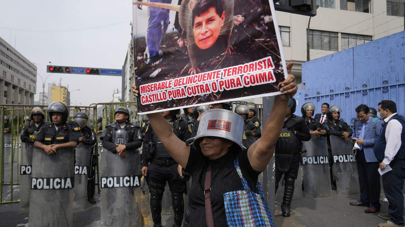 Gli oppositori di Castillo si radunano vicino al Congresso a Lima