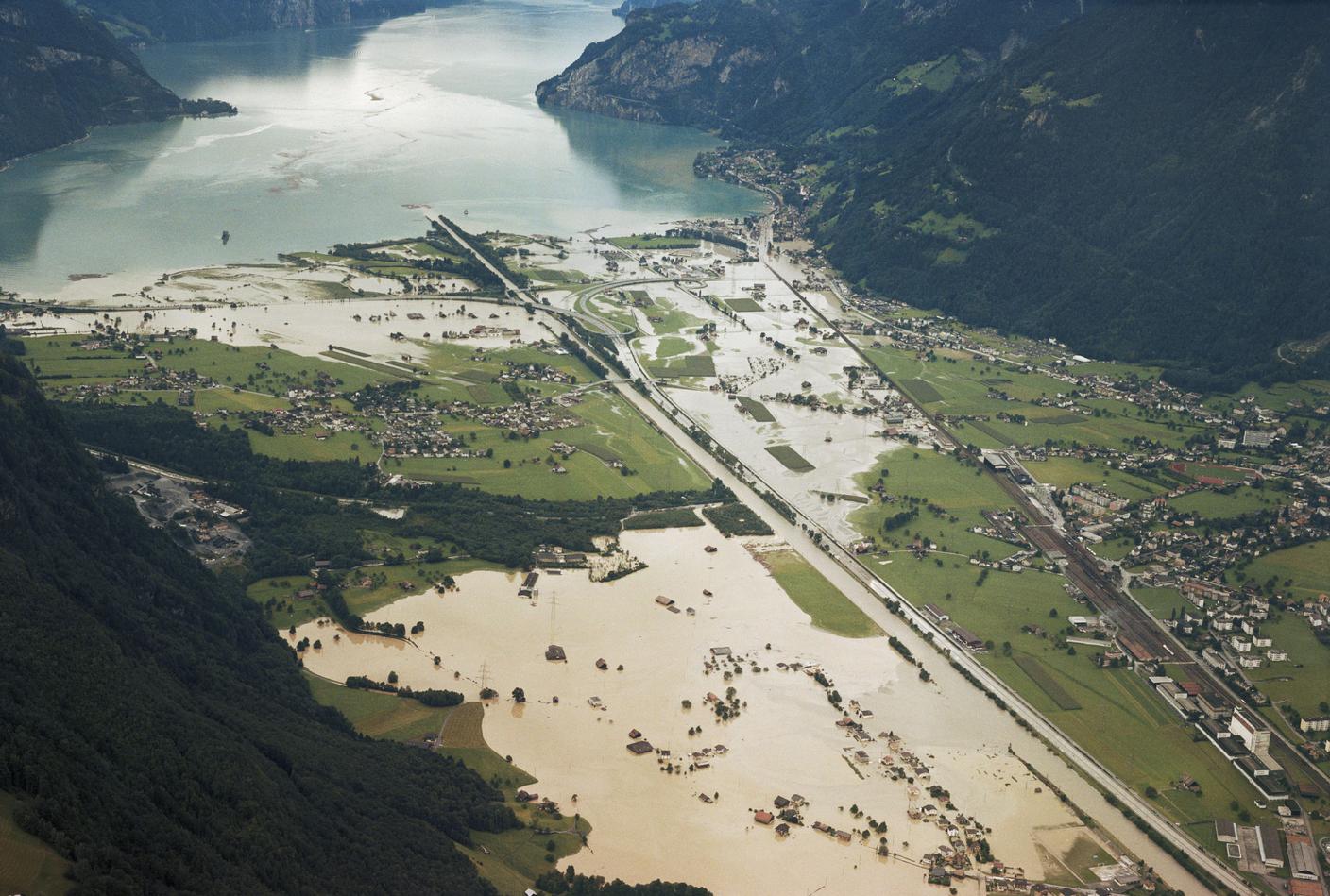 La piana della Reuss allagata, il 25 agosto 1987, a Flüelen (UR)