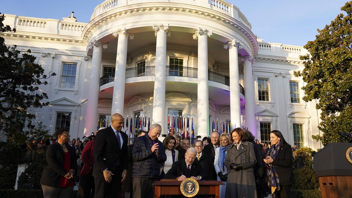 Il presidente USA Joe Biden ha firmato il "Respect for Marriage Act" davanti alla Casa Bianca