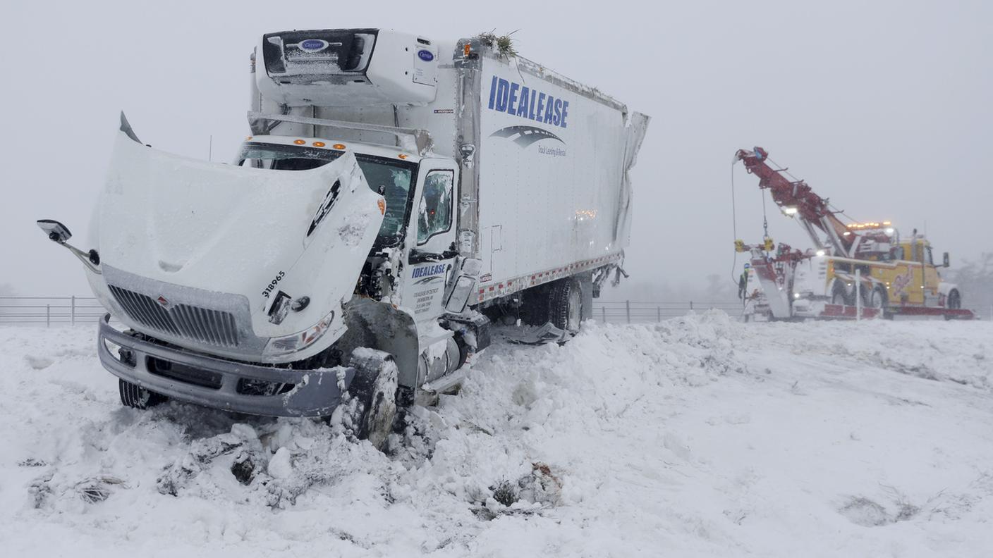 Si recupera un autocarro finito fuori strada nello Stato del Michigan venerdì