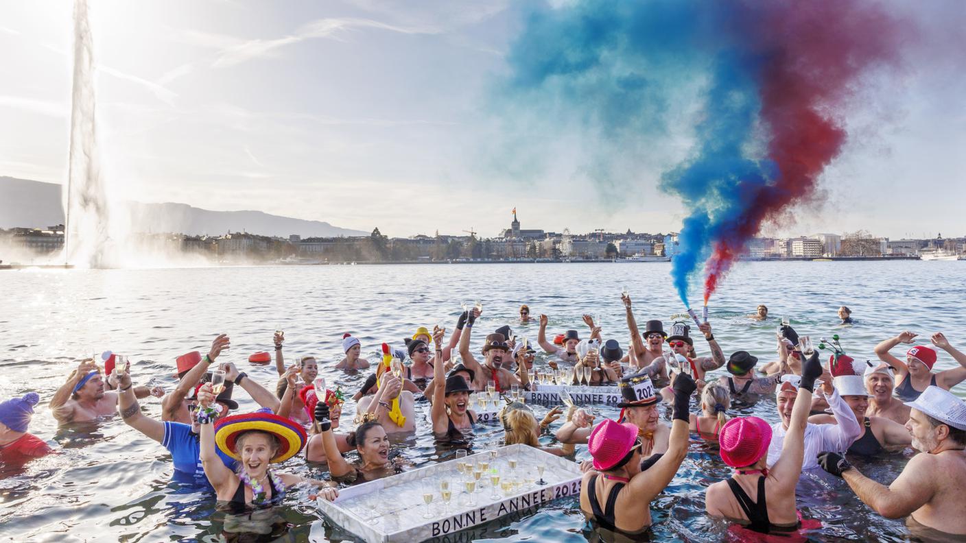 La nuotata per festeggiare il nuovo anno sul lago di Ginevra, a Bains des Pâquis